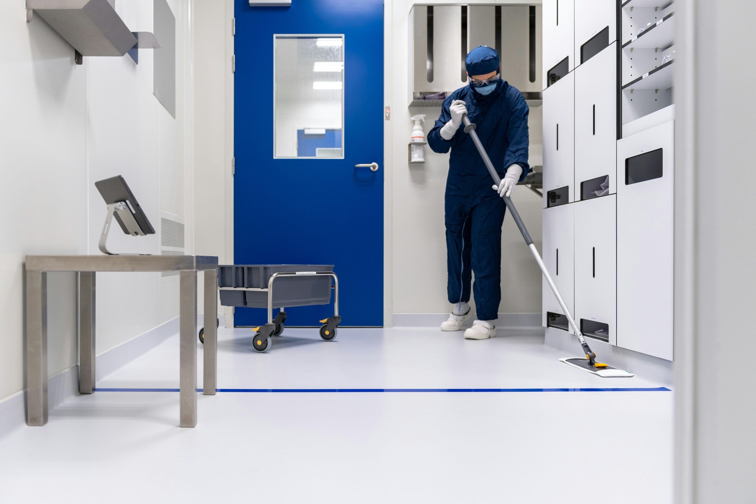 Dusting desks for commercial cleaning